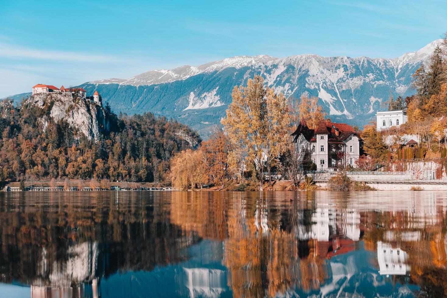 lago sanguinato nelle montagne alpine foto