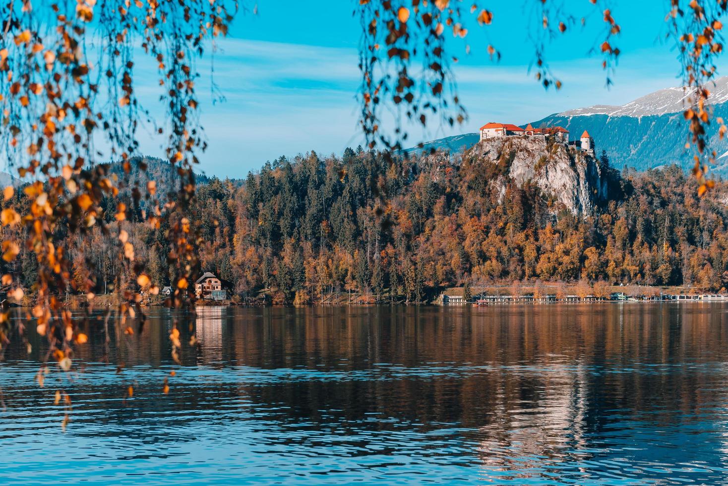 lago sanguinato nelle montagne alpine foto