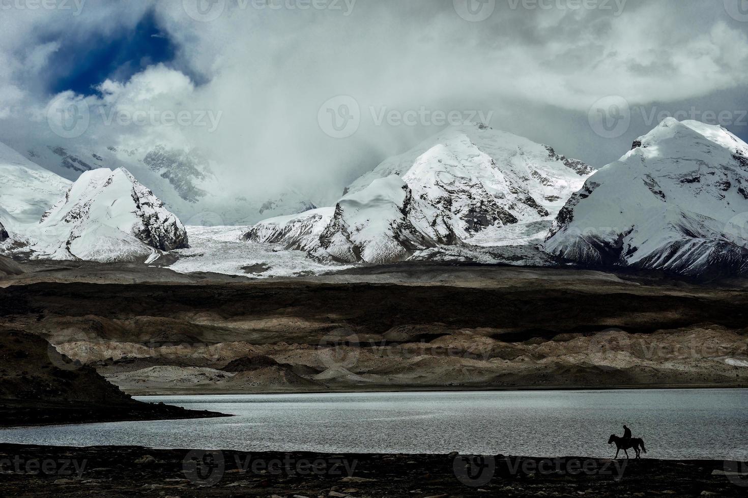 prospiciente il 7.500 metri di altezza Muztagh Torre a partire dal pamir karakul lago foto