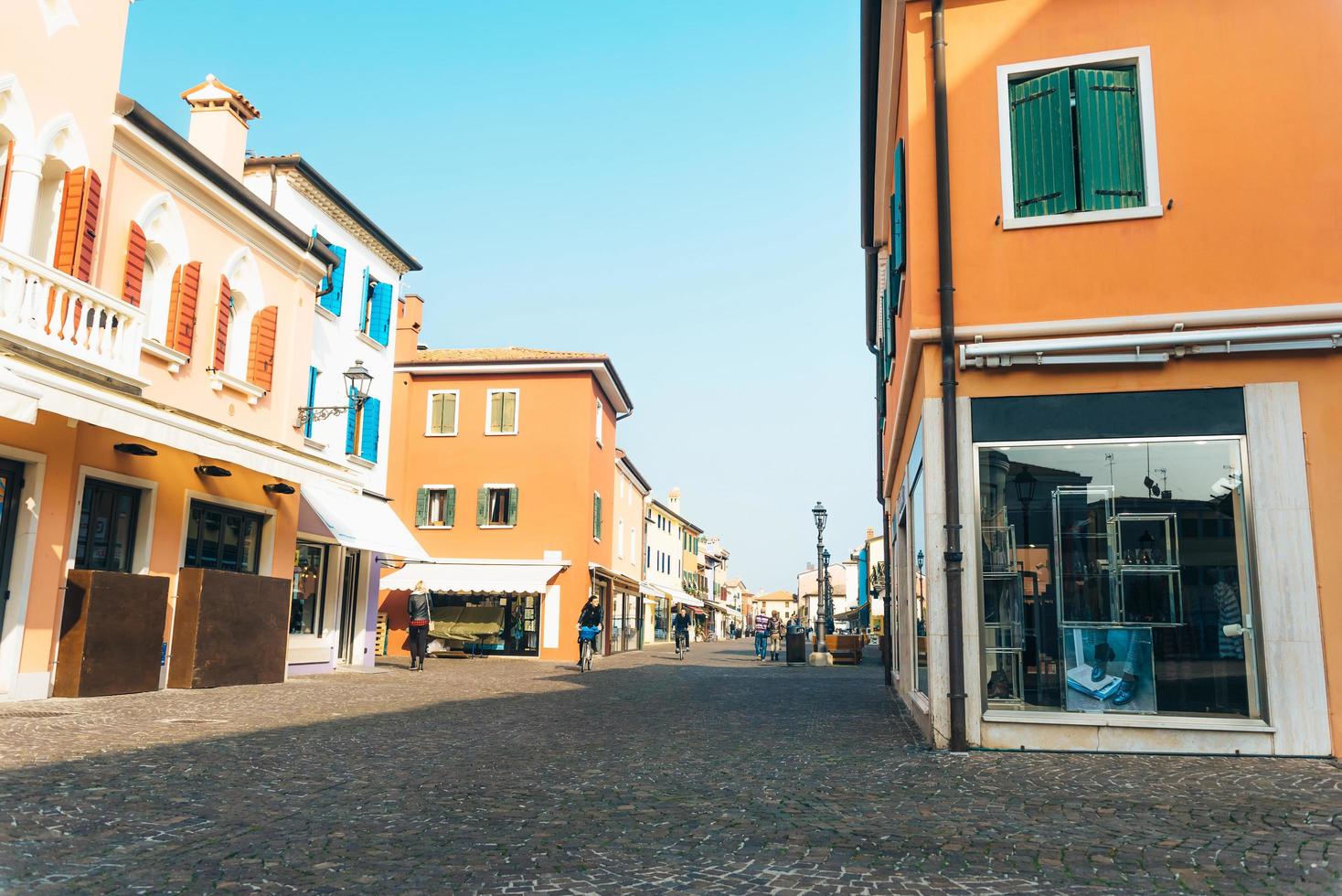 caorle, italia 2017- distretto turistico della vecchia città provinciale di caorle in italia foto