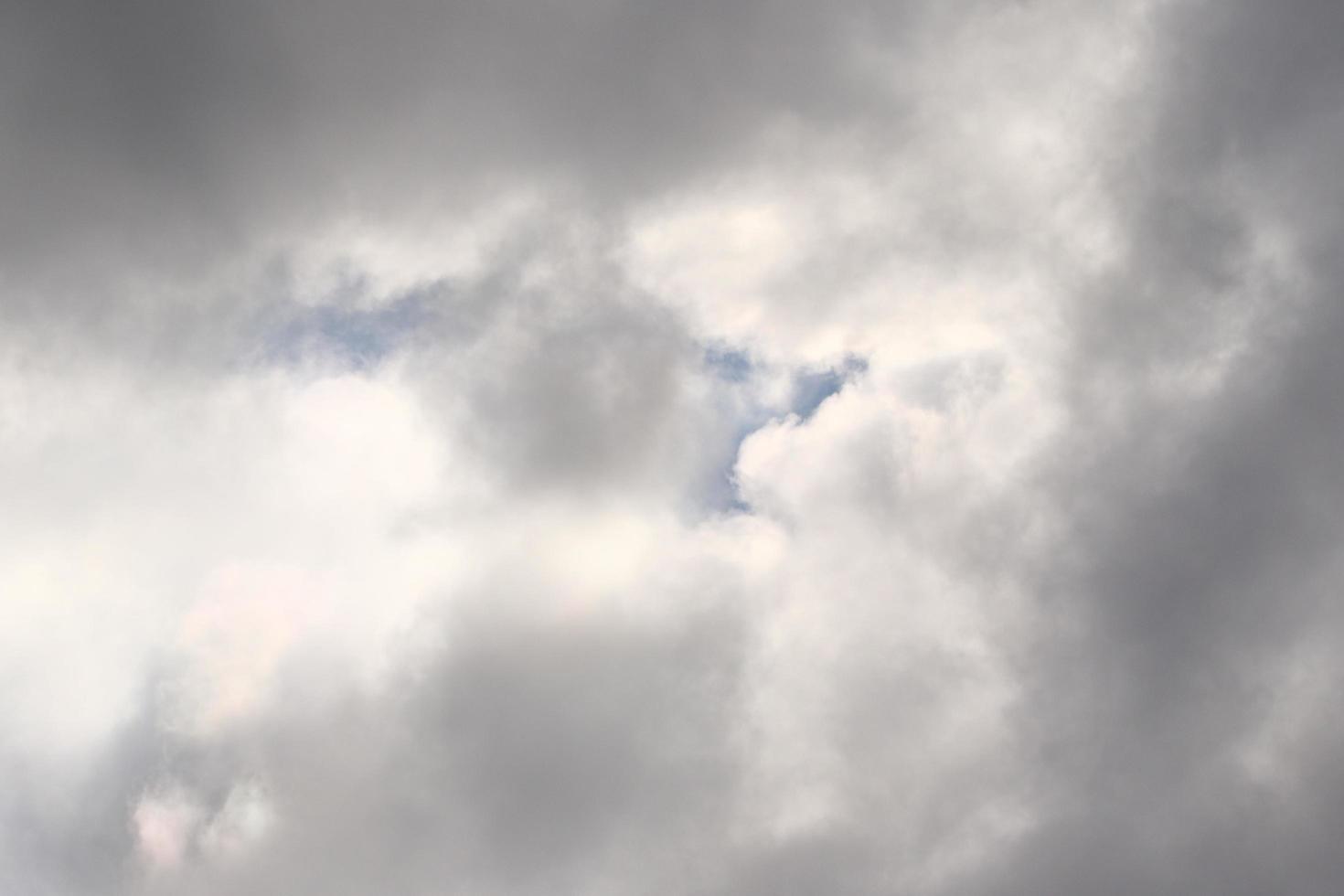 tempestoso tempo metereologico e buio nuvole foto