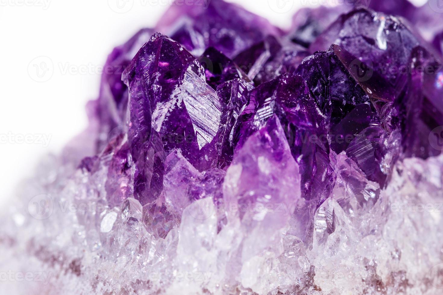 macro minerale pietra viola ametista nel cristalli su un' bianca sfondo foto