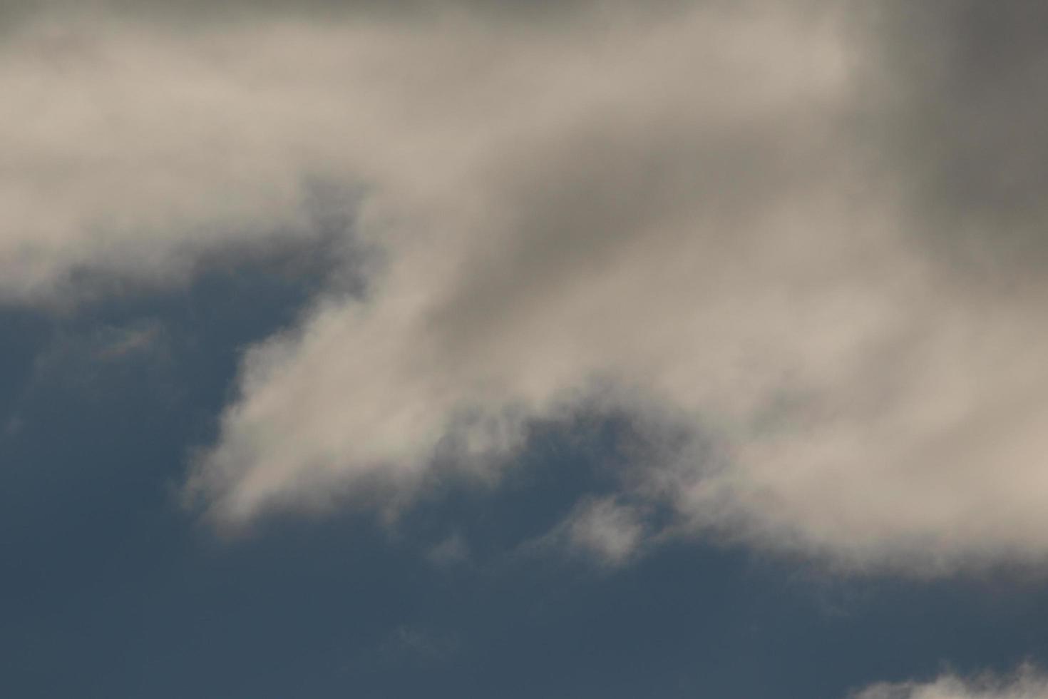 tempestoso tempo metereologico e buio nuvole foto