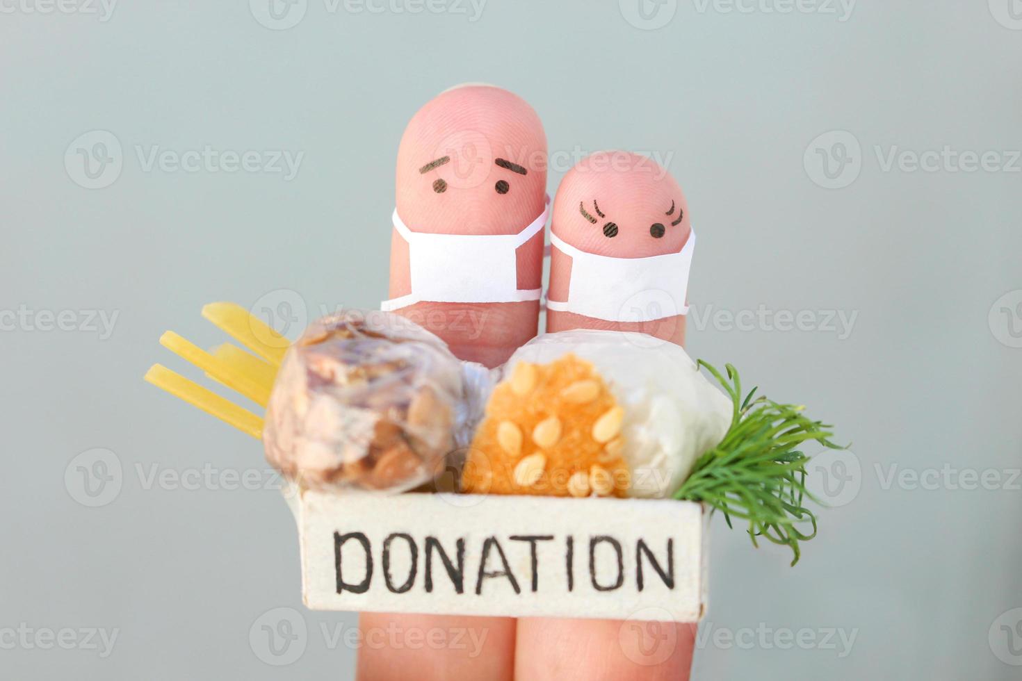 dita arte di coppia con viso maschera. uomo e donna Tenere donazione scatola con cibo. foto