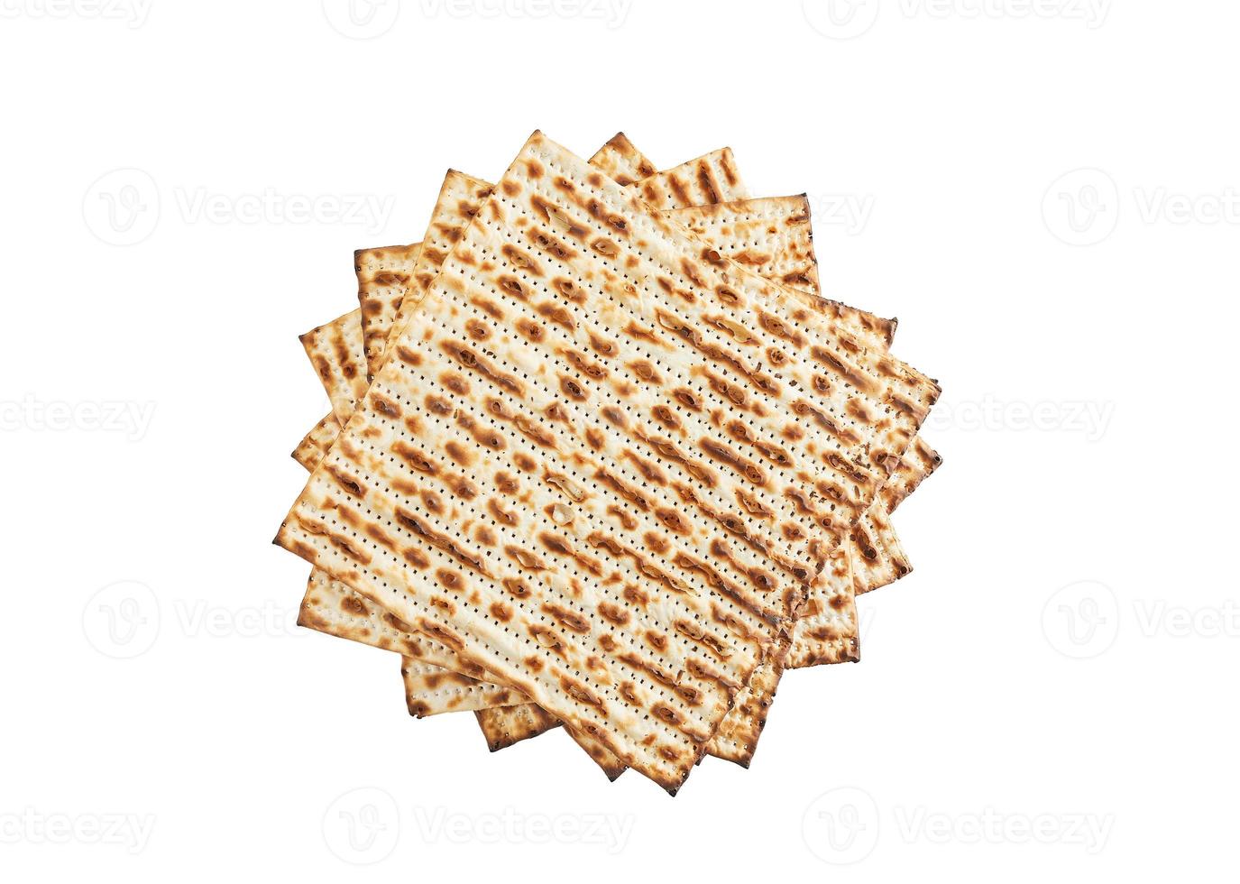 Pesach celebrazione concetto - ebraico vacanza pesach. impilati matzah isolato su bianca sfondo foto