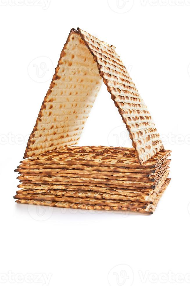 Pesach celebrazione concetto - ebraico vacanza pesach. impilati matzah isolato su bianca sfondo foto