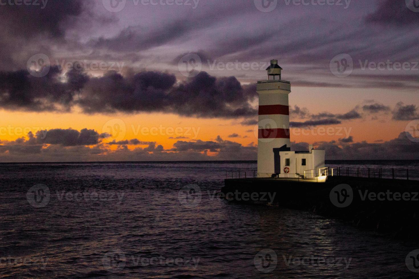 tramonto a il gardur vecchio faro nel Islanda foto