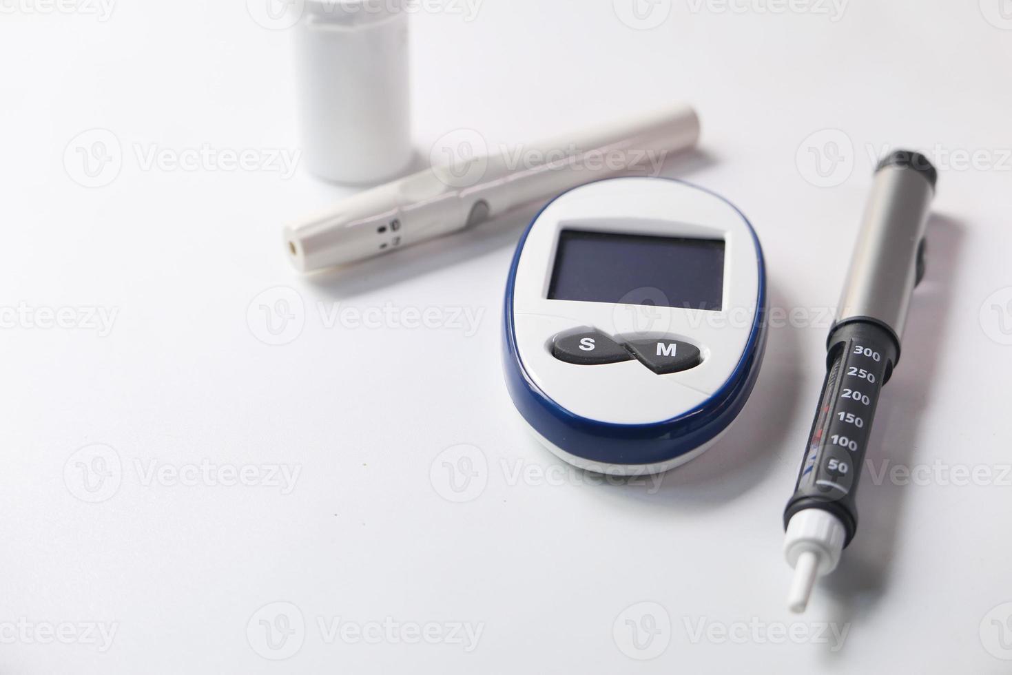 strumenti di misurazione del diabete e penna per insulina foto