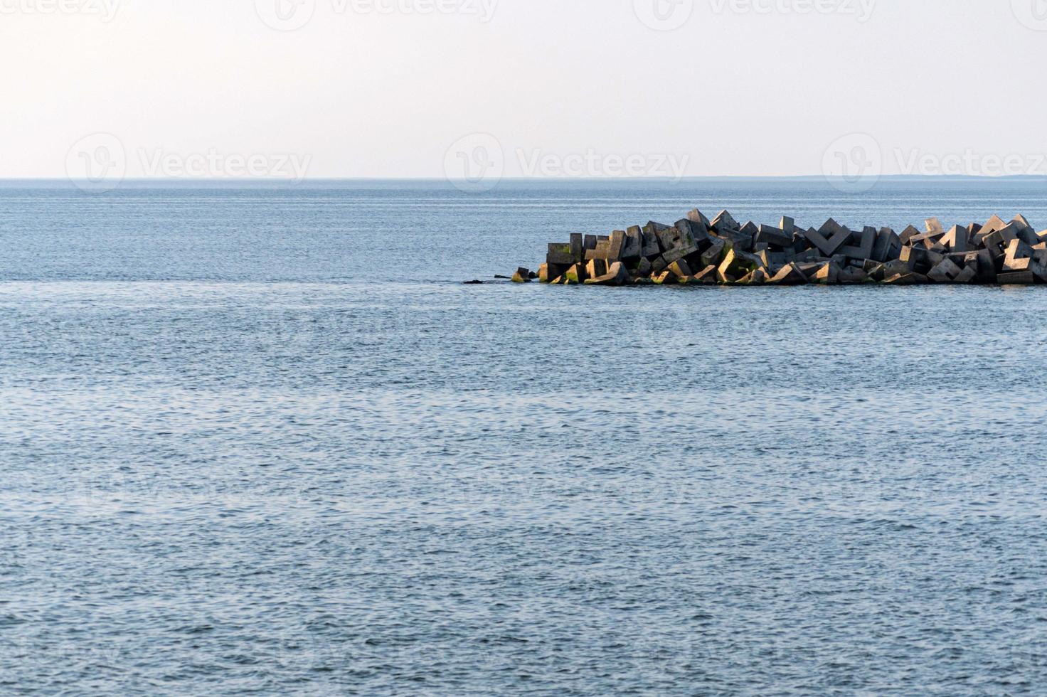 minimalismo paesaggio marino. in viaggio sogni, copia spazio. mozzafiato Visualizza di mare con frangiflutti. calma blu mare acqua. foto