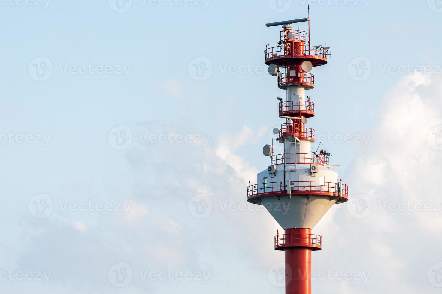 torre di controllo del traffico navale, spazio di copia. torre di monitoraggio meteo e mare. torre di sorveglianza costiera della nave foto