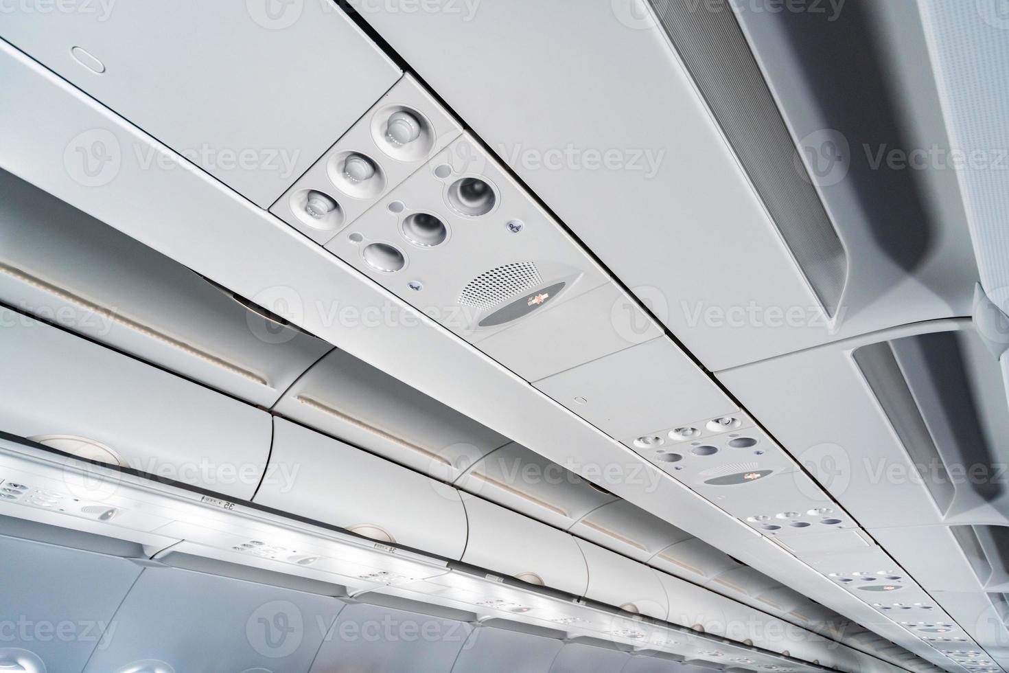 pannello di controllo dell'aria condizionata dell'aeroplano sopra i sedili. aria soffocante nella cabina dell'aeromobile con persone. nuova compagnia aerea low cost foto