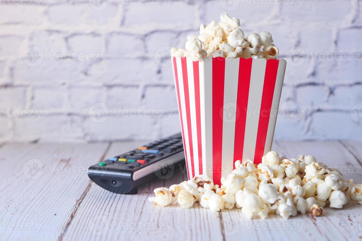 popcorn e telecomando della tv foto