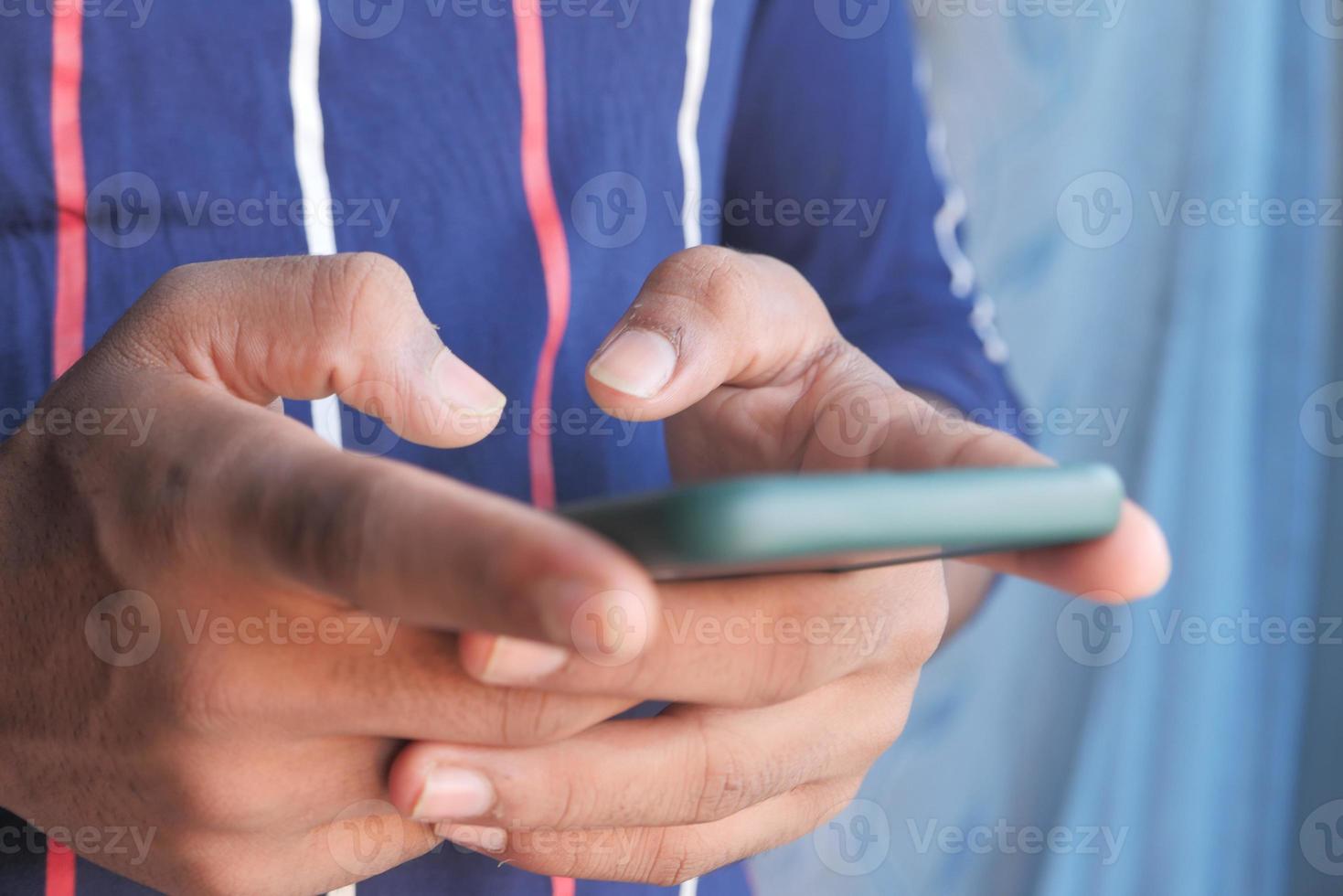primo piano di una persona che manda un SMS su uno smart phone foto