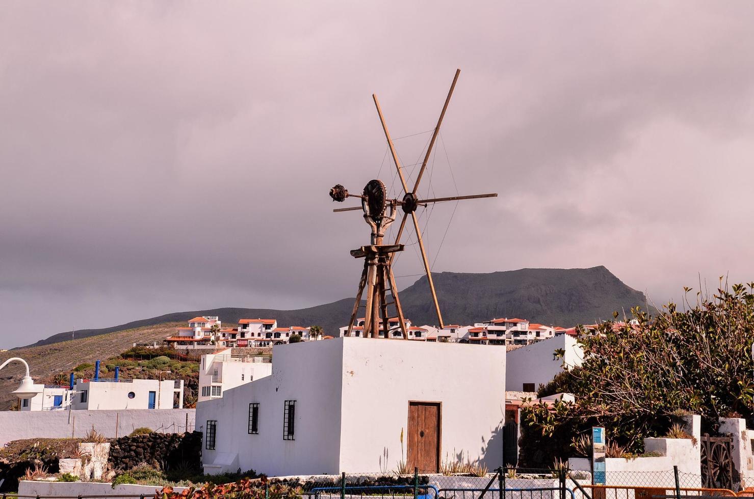 mulino a vento su edificio - Spagna 2022 foto