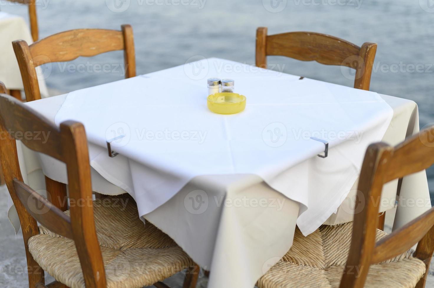 tavoli bar sul mare, messa a fuoco selettiva foto