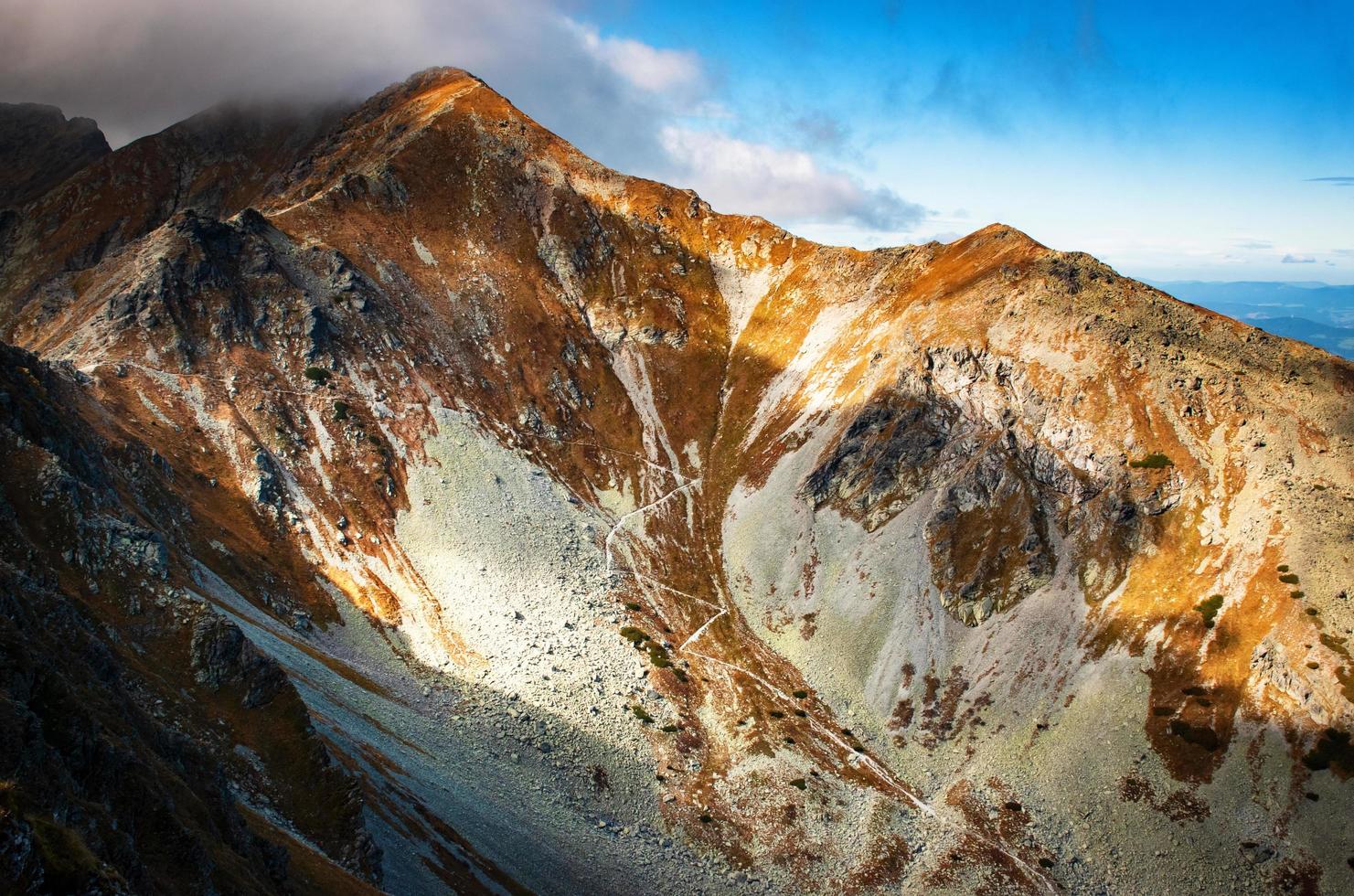 montagna marrone con nuvole foto