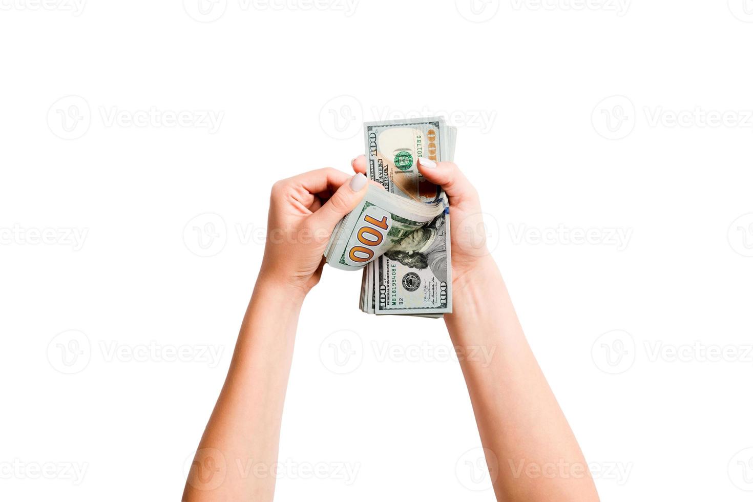 superiore Visualizza di femmina mani conteggio dollaro banconote su bianca isolato sfondo. investimento e prosperità concetto foto