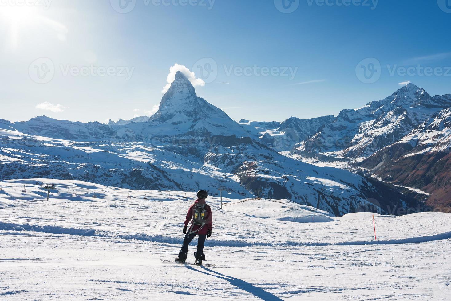 giovane uomo snowboard nel Zermatt sciare ricorrere giusto Il prossimo per il famoso Cervino picco. bellissimo soleggiato giorno per lo snowboard. inverno gli sport concetto. foto