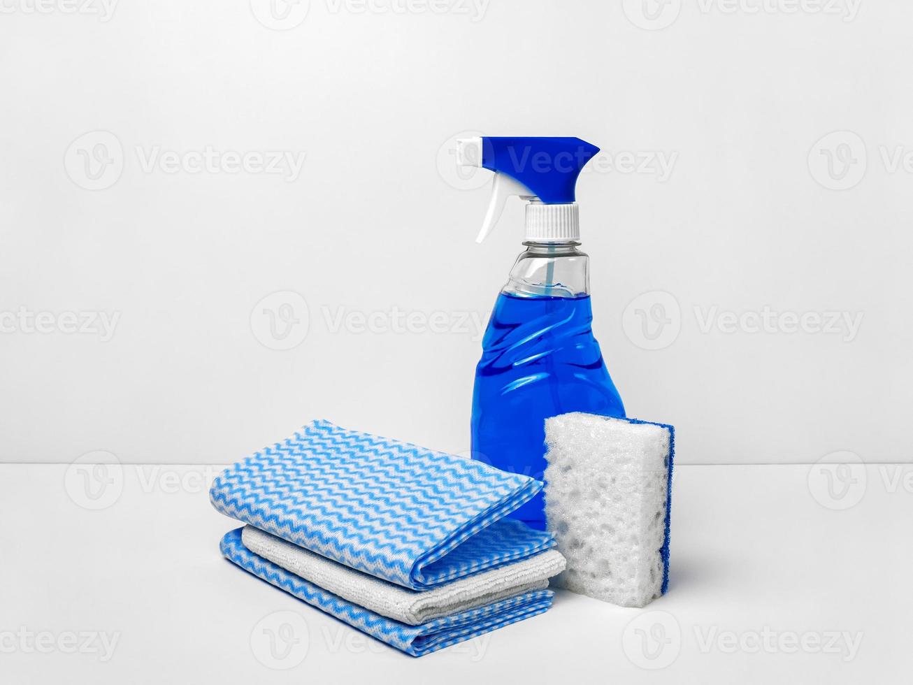 un' impostato di pulizia prodotti per pulizia il Casa e lavaggio finestre foto