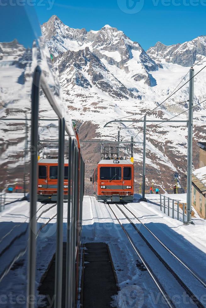 il treno di gonergratbahn in esecuzione per il gornergrat stazione e stellarium osservatorio - famoso turistico posto con chiaro Visualizza per Cervino. ghiacciaio esprimere treno. foto