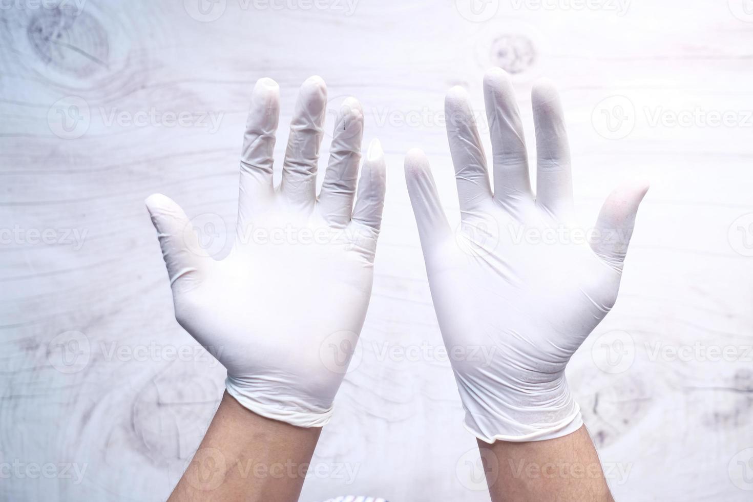 mani del medico con guanti bianchi foto