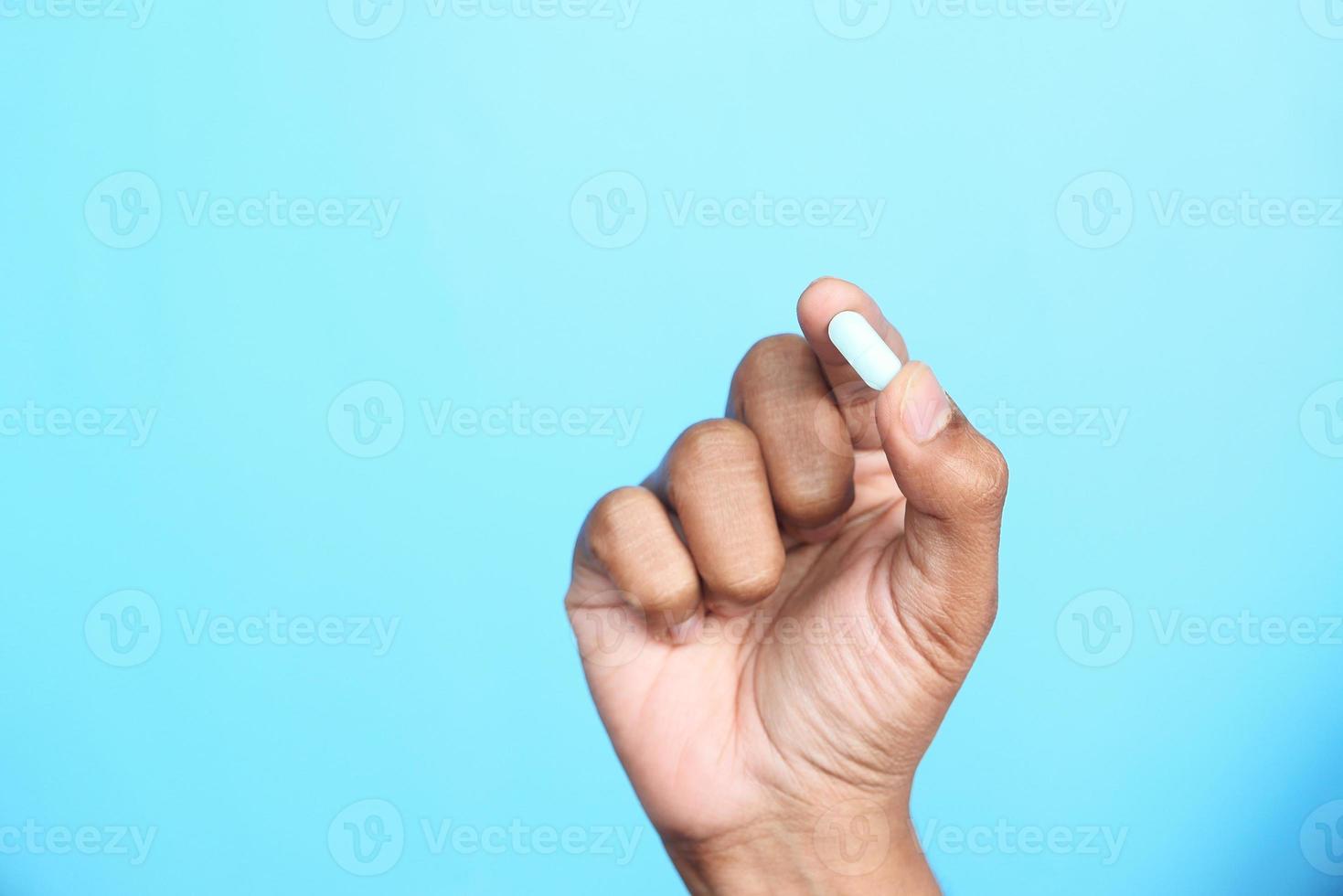 Close up man mano che tiene la pillola con copia spazio foto