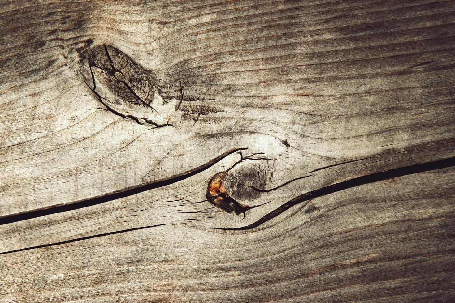 vecchia tavola di legno grigio con crepa foto