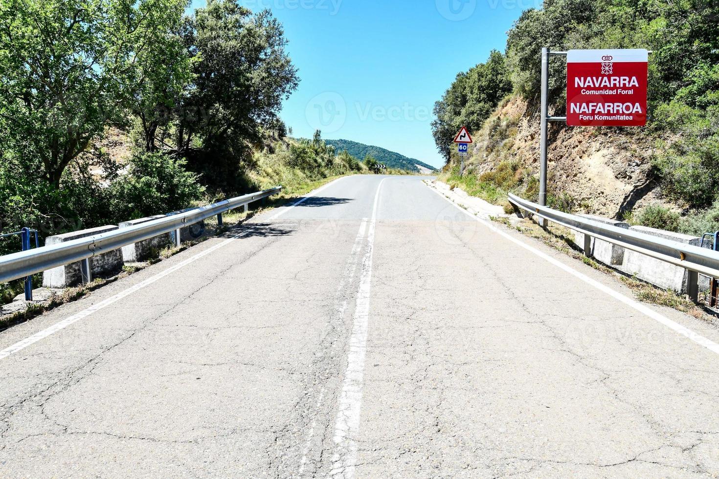 strada attraverso il panoramico paesaggio foto