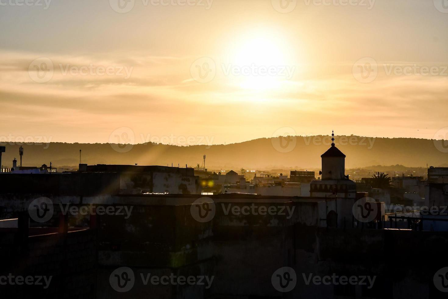 bellissimo tramonto al di sopra di il paesaggio foto