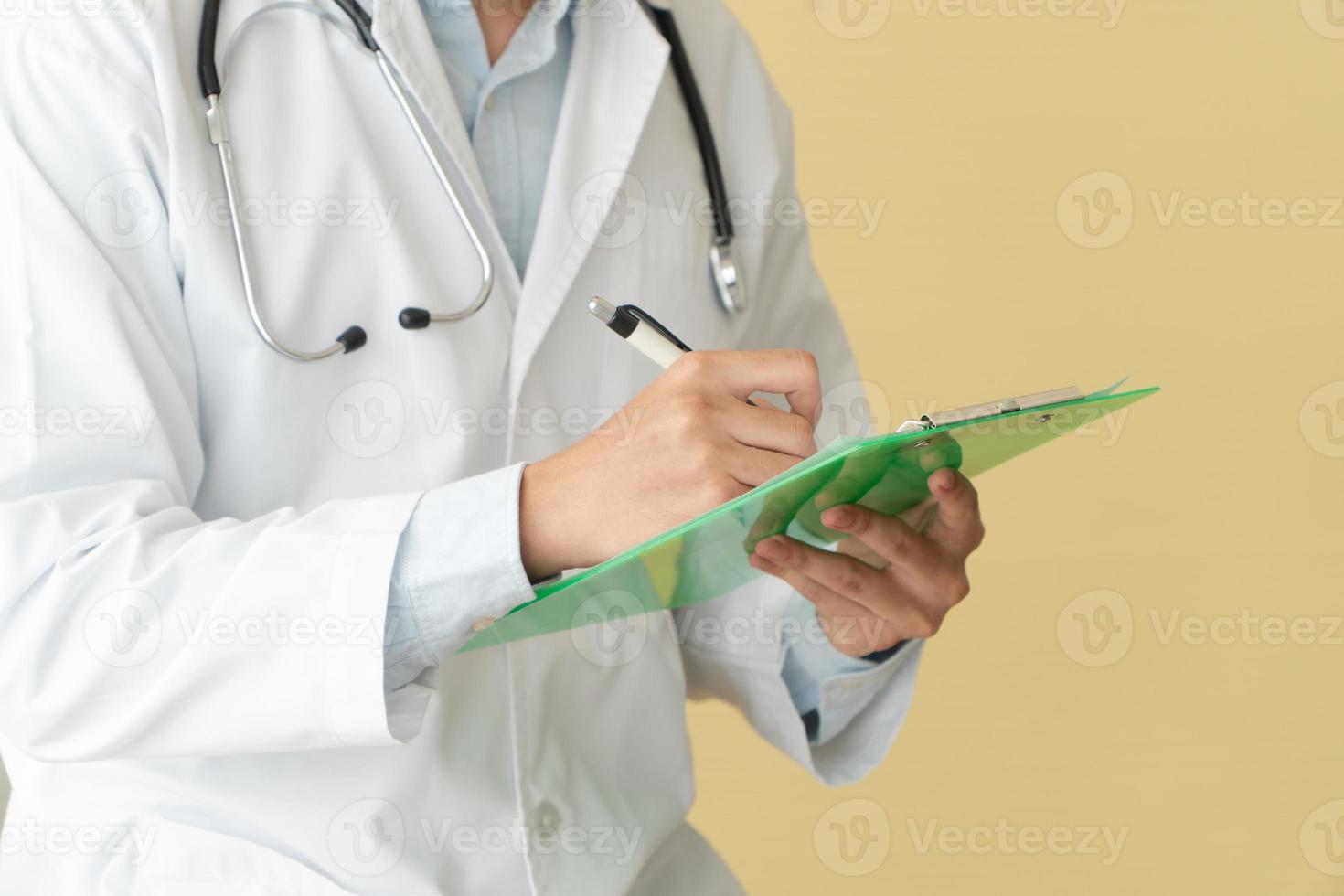 avvicinamento di asiatico maschio medico scrittura Salute rapporto, medico cura o prescrizione su il verde appunti nel Ospedale. concetto di medico e assistenza sanitaria. foto