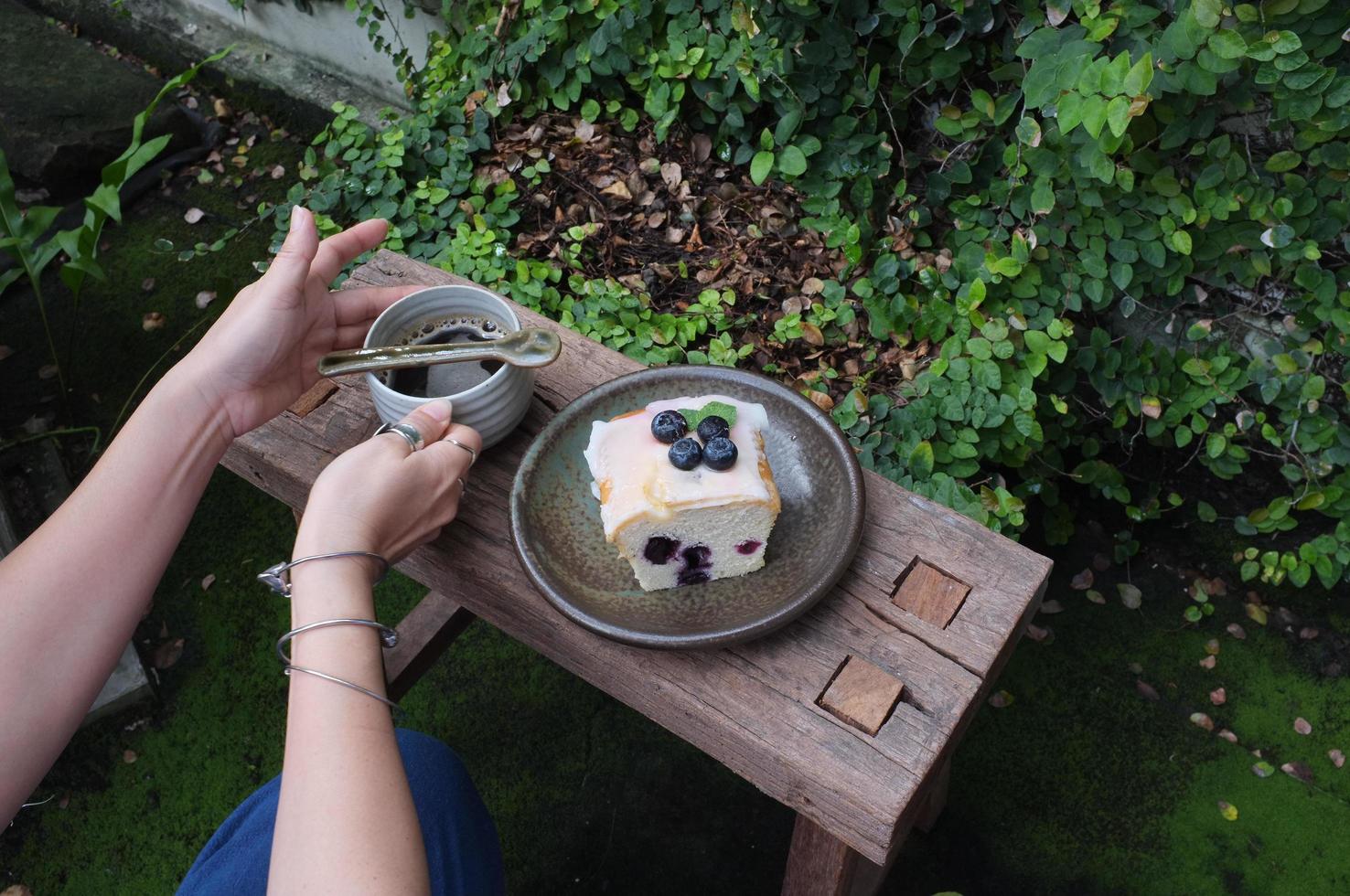 caffè con un pezzo di torta sulla tavola di legno foto