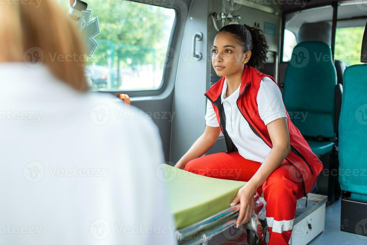 paramedici in movimento su ambulanza barella a partire dal macchina. paramedici rotolamento il ambulanza barella foto