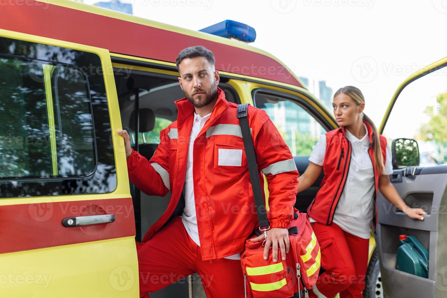 paramedico infermiera e emergenza medico a ambulanza con kit. un' paramedico, in piedi a il posteriore di un ambulanza, di il Aperto porte. foto