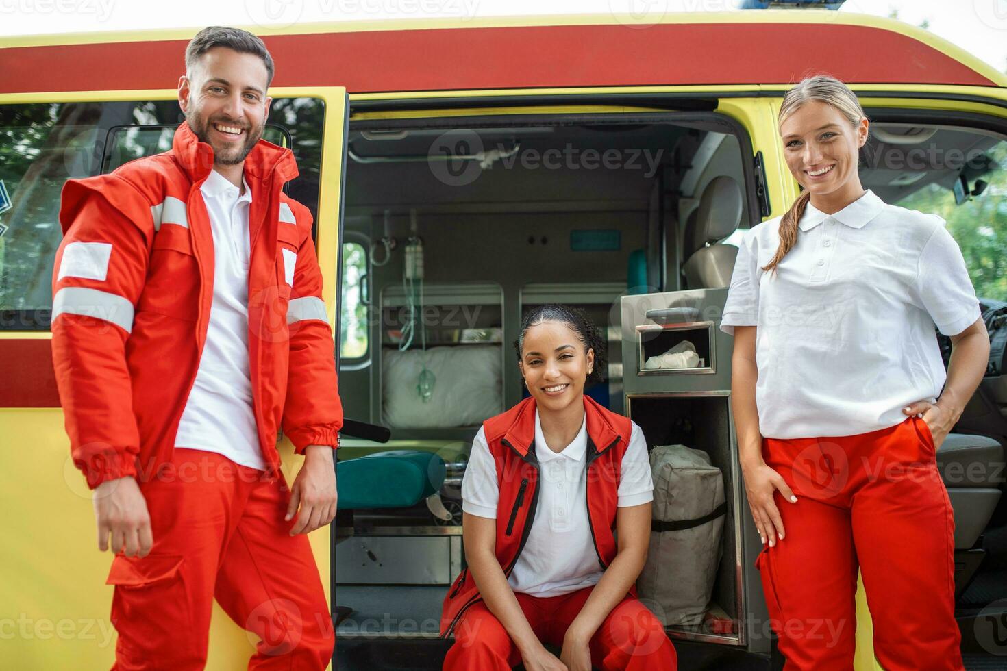 squadra di paramedici assunzione un' rompere nel un ambulanza all'aperto, in attesa per un' chiamata. foto