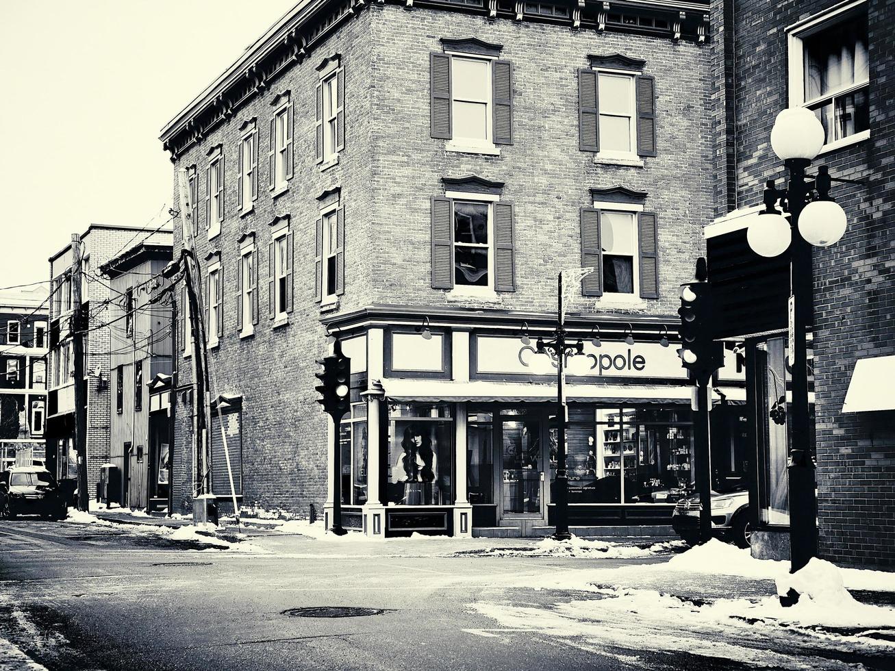 quebec, canada gennaio 2020 - vetrine di negozi all'angolo di strada foto