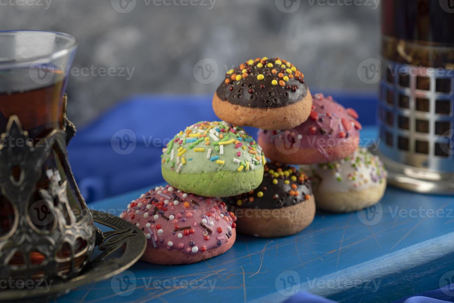 colorate deliziose ciambelle con una tazza di tè foto