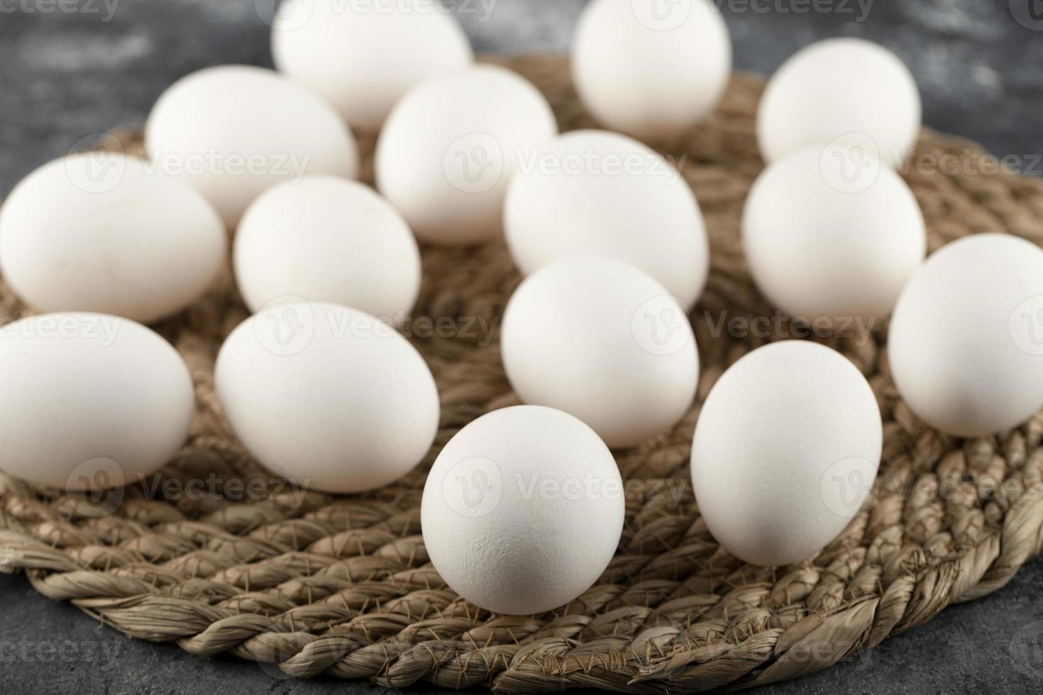 uova di gallina crude bianche su tela di sacco foto