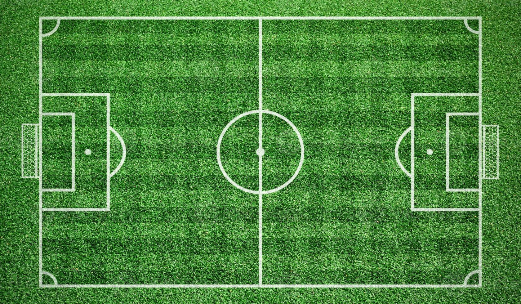 stadio di calcio. campo da calcio in erba a strisce vista dall'alto. prato verde con motivo a linee per sfondo sportivo. foto