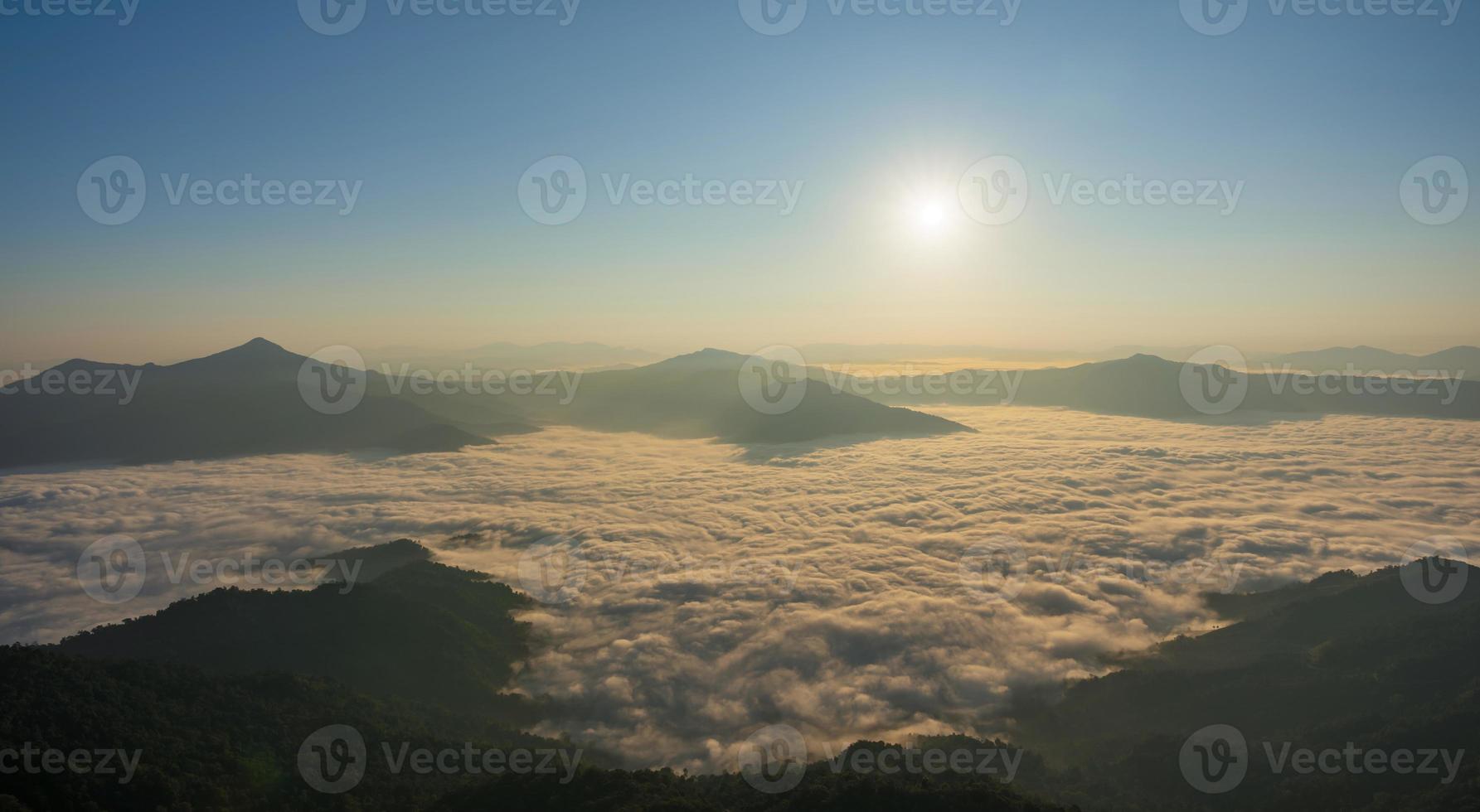 sagome attraverso di bellissimo paesaggio su il montagne a Alba. spettacolare Visualizza nel nebbioso valle coperto foresta sotto mattina cielo. foto