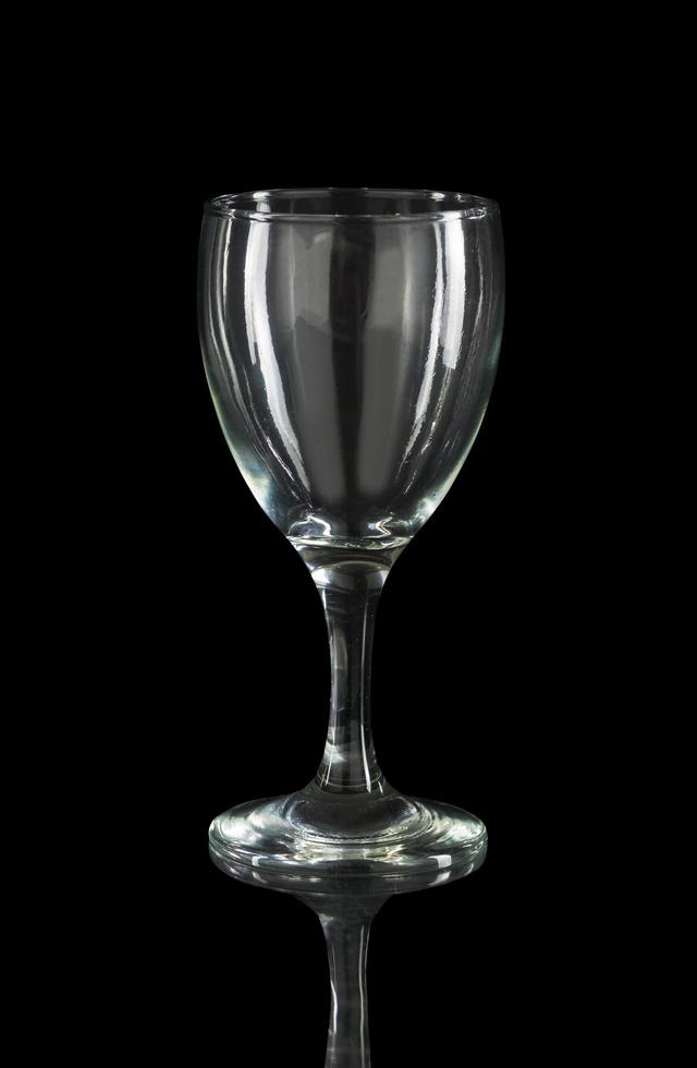 vino bicchiere isolato su nero foto