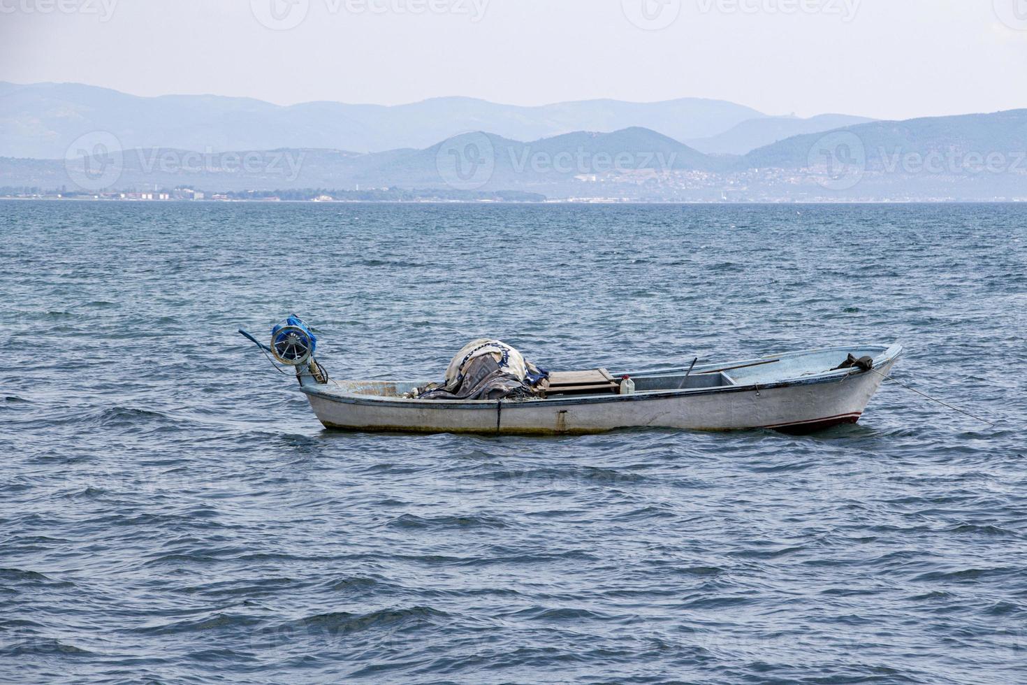 pesca barca nel il Egeo mare, tacchino. Visualizza di il città a partire dal il mare. barca su il mare su un' estate giorno. foto