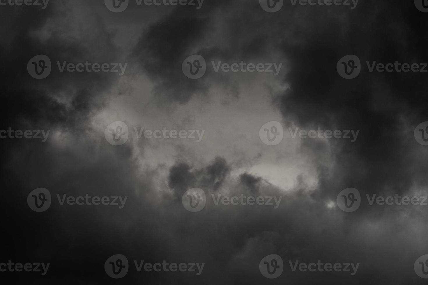 drammatico nuvola temporalesca nel crepuscolo cielo, piovoso e nuvoloso tempo atmosferico. naturale meteorologia sfondo. Cloudscape scenario Immagine foto