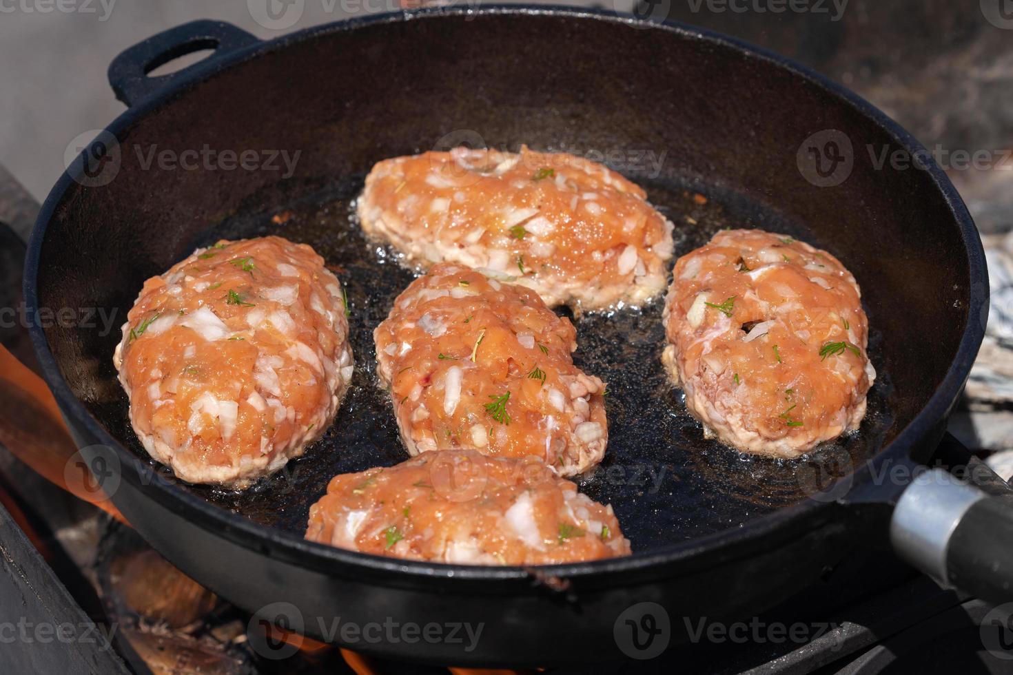 delizioso selvaggio rosso salmone pesce cotolette fritte nel caldo piastra arrosto su carboni foto