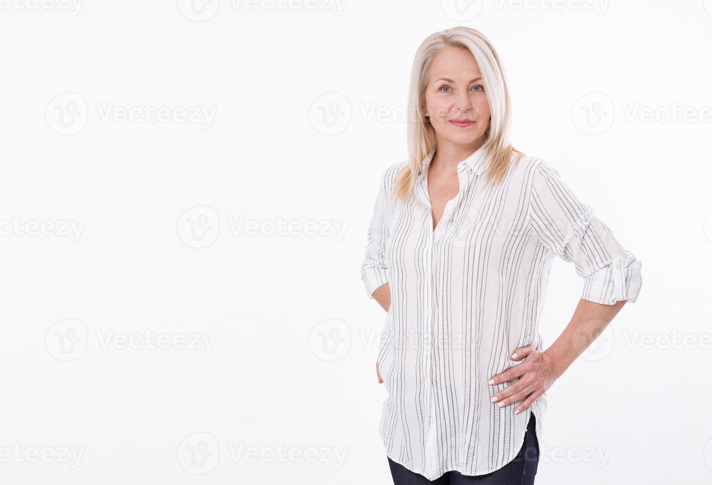 amichevole sorridente di mezza età donna isolato su bianca sfondo foto