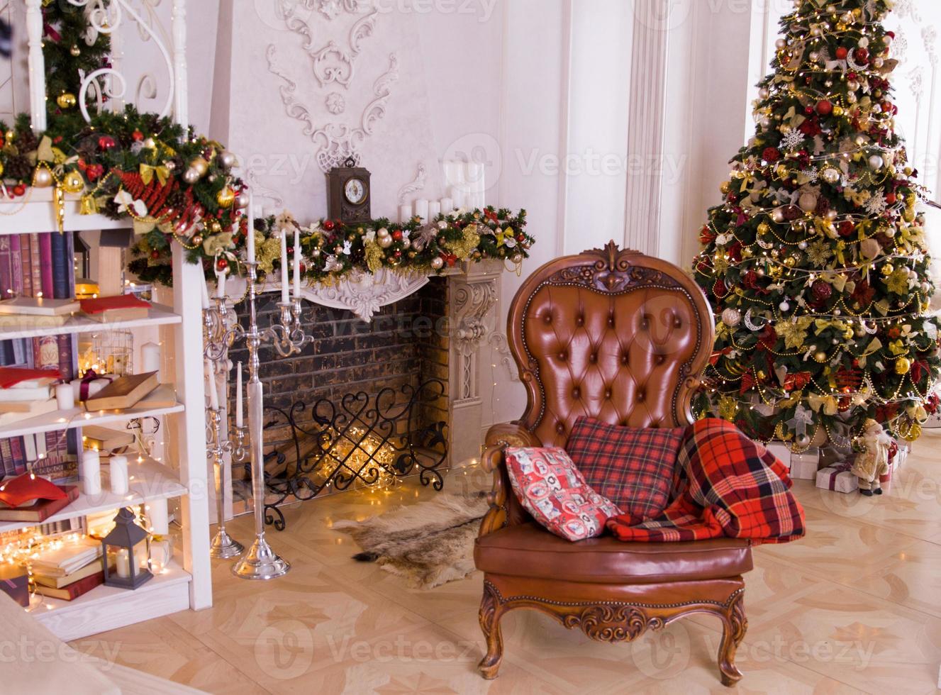 classico interno camera decorato nel Natale stile con Natale albero. foto
