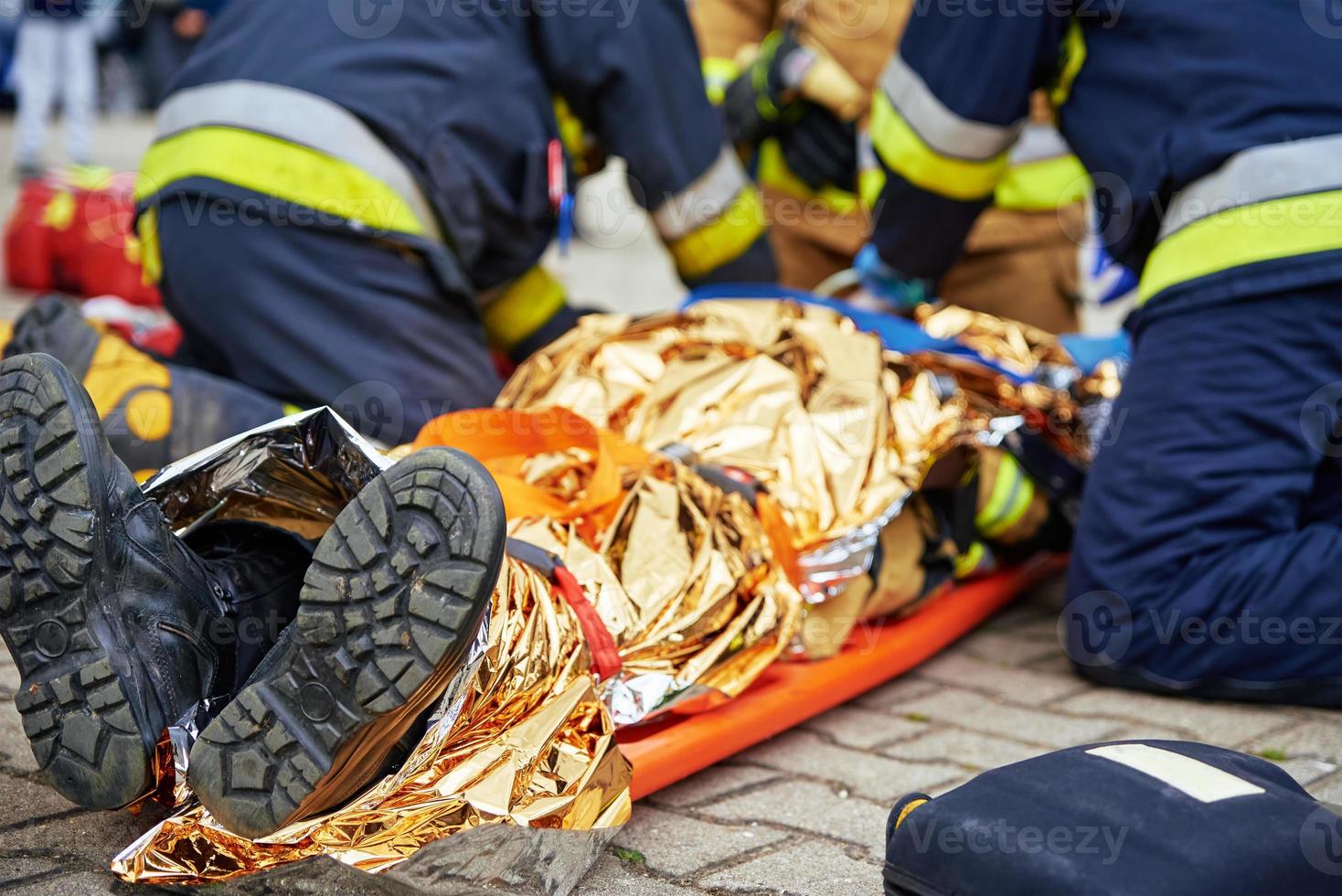 i soccorritori fornire primo aiuto per il vittima durante auto strada incidente foto