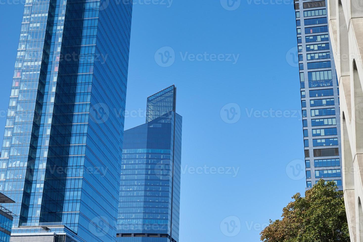 moderno città architettura, grattacielo bicchiere facciata con verde albero foto