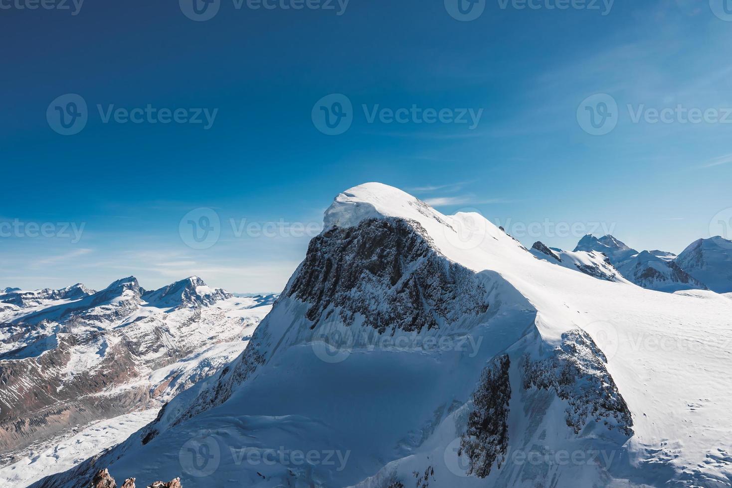 sciare pendenza e neve coperto inverno montagne. Cervino è un' montagna nel il pennine Alpi su il confine fra Svizzera e Italia. picco di il Cervino ghiacciaio Paradiso. foto