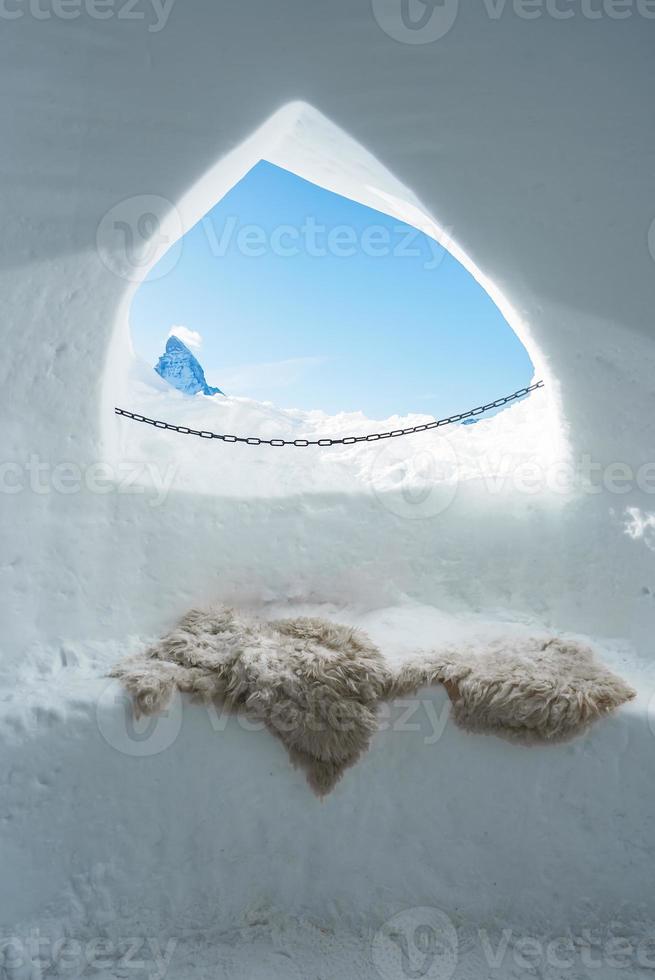 il iglu dorf finestra - un' ristorante e bar nel un iglù su il gornergrat piste. Zermatt, Svizzera. famoso Cervino picco visibile attraverso il finestra. foto