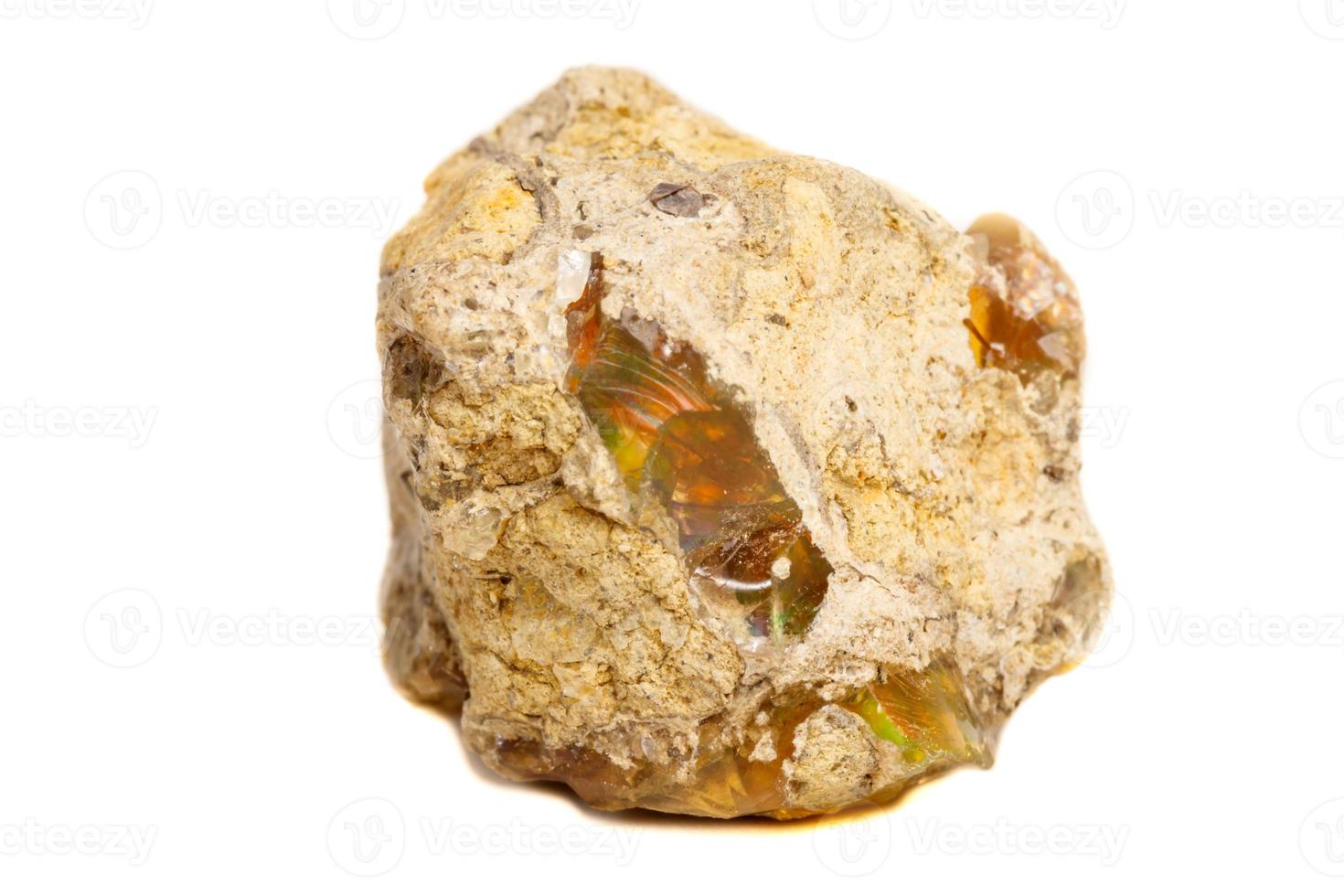 macro opale minerale pietra nel roccia su bianca sfondo foto